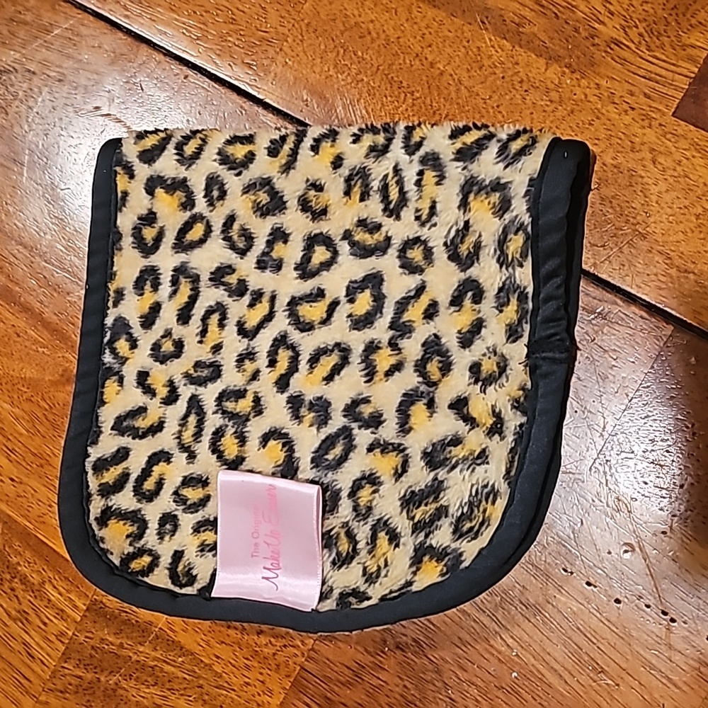 Makeup Eraser-Leopard Print - Picture 3 of 4